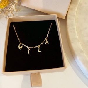 Collier lettre avec strass