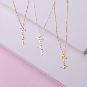 Collier avec prénom en Français suspendu