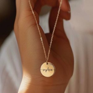 Collier symbole rond prénom en Français gravé à l’intérieur