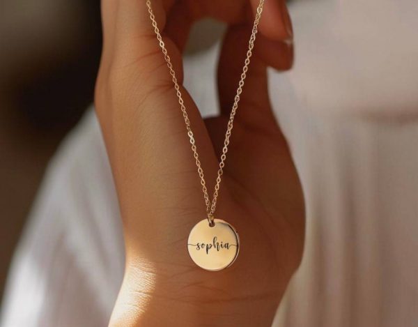 Collier symbole rond prénom en Français gravé à l’intérieur