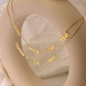 Collier avec plusieurs prénoms en Français
